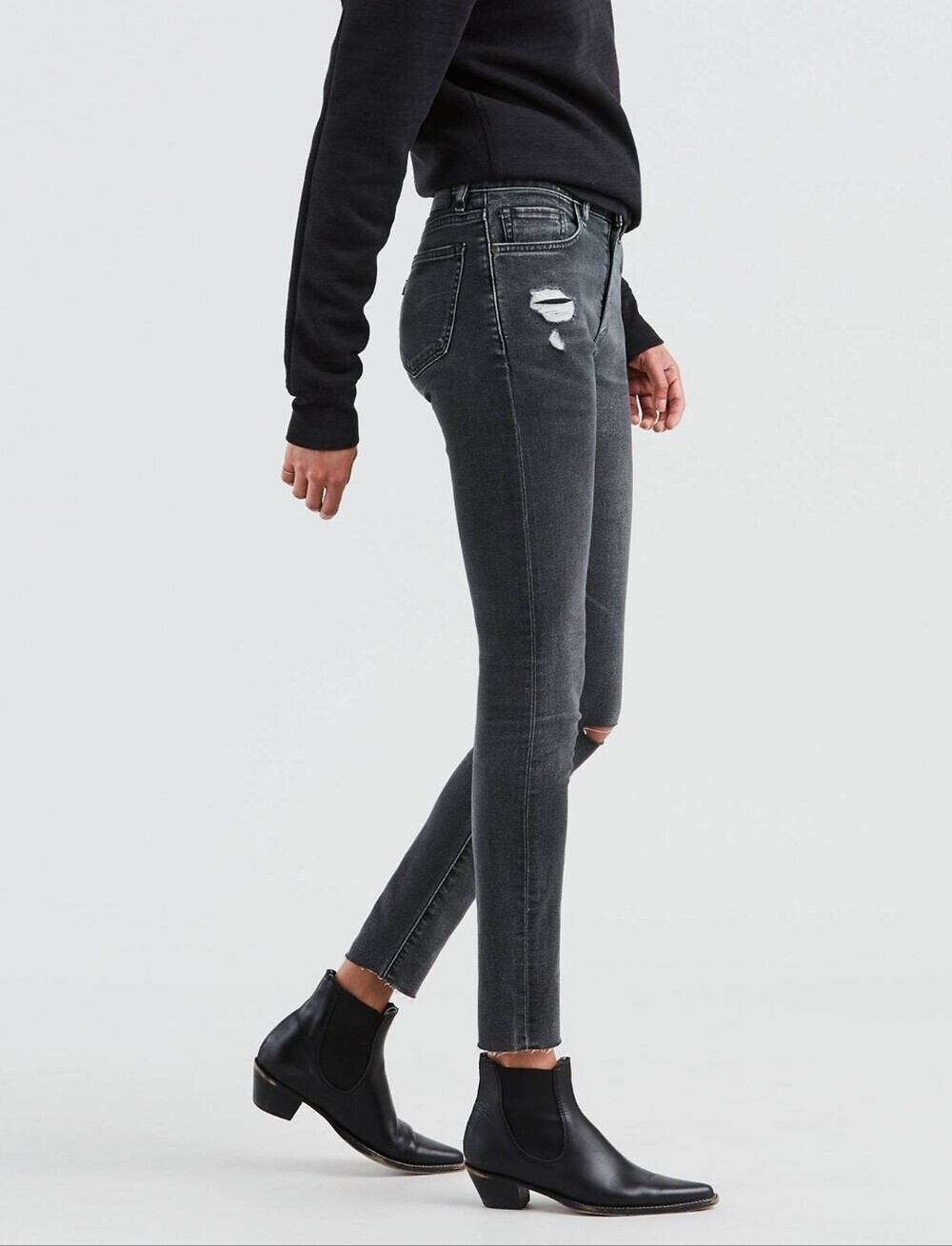 Levi's 721 Skinny Jeans in a black wash with distressed detailing 27x30 NWOT